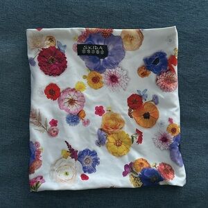 Skida brand Alpine Fleece-Lined Neckwarmer. Beautiful pattern, like new